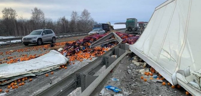 Фура с мандаринами опрокинулась на трассе в Челябинской области