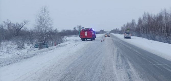 Иномарка опрокинулась, съехав в кювет на трассе в Омской области. За медпомощью обратились женщина и ребенок