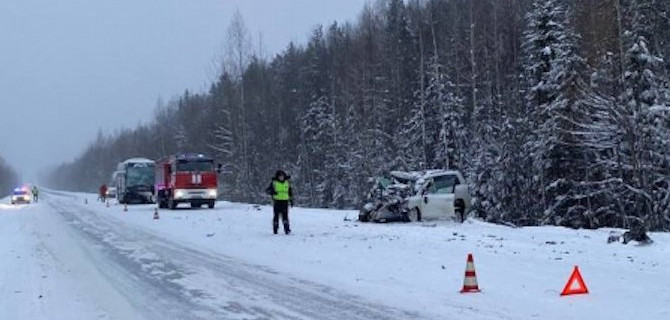 В Свердловской области столкнулись внедорожник и автобус, один человек погиб, пятеро доставлены в больницу