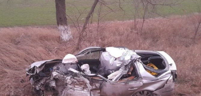 «Рено» и КамАЗ столкнулись и съехали от удара в кювет на Ставрополье. Водитель легкового автомобиля серьезно пострадал