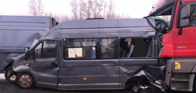 В ДТП с участием микроавтобуса и грузовика в Смоленской области погибли 2 человека, 6 пострадали