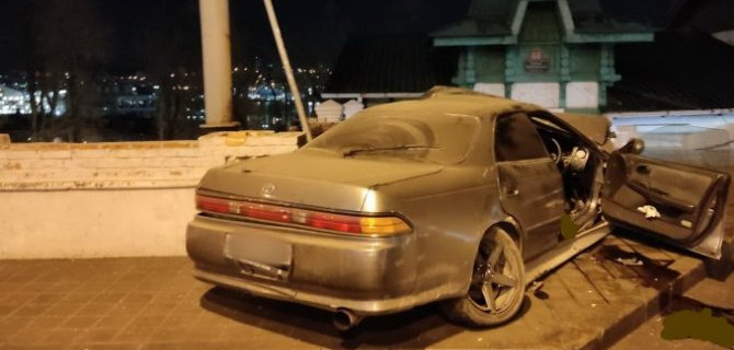Во Владивостоке «Тойота» врезалась в опорную стену, пострадали четверо