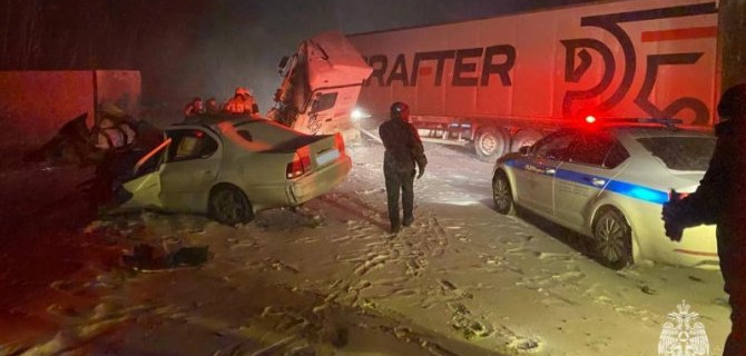 В ДТП с участием двух грузовых машин и «Тойоты» в Новосибирской области пострадали два человека