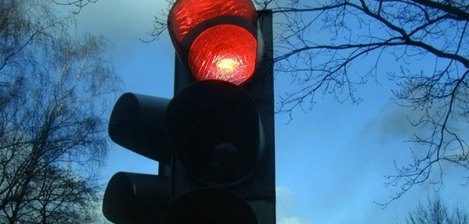 В центре Ставрополя на девушку упал светофор