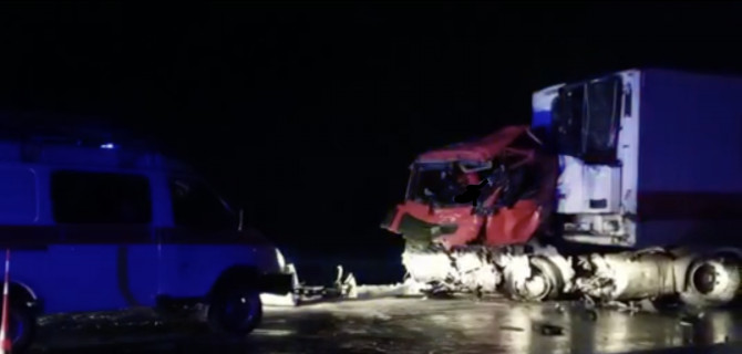 В Тюменской области столкнулись два большегруза, оба водителя погибли