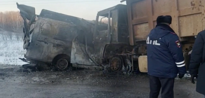 В Томской области столкнулись машина скорой помощи и грузовик, погибли 4 человека