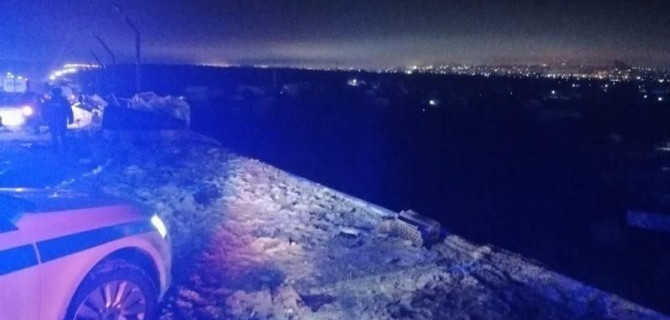 В Волгограде с моста рухнул грузовик