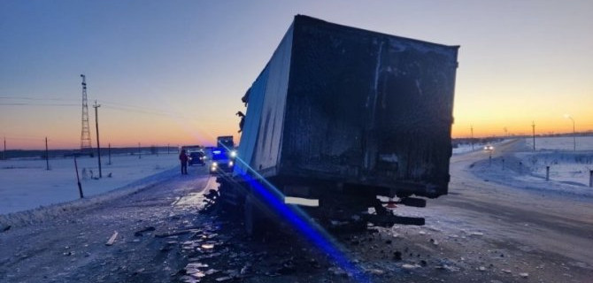 «ГАЗель» и КамАЗ столкнулись на трассе в Тюменской области, один из водителей погиб