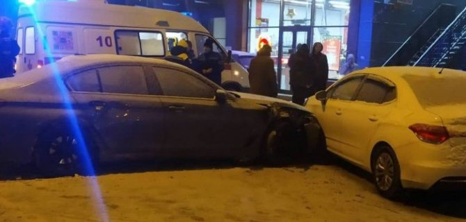 На юге Москвы BMW въехал на остановку, один человек погиб, двое пострадали