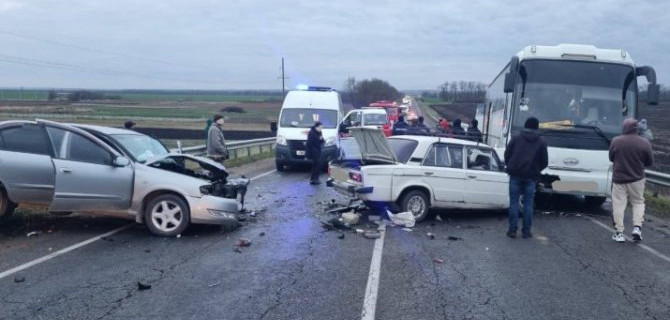 В результате двойного ДТП на Кубани пострадали два человека, один погиб