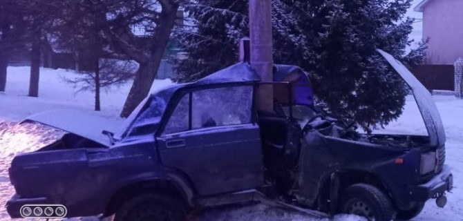 В Альметьевске ВАЗ врезался в столб, один человек погиб