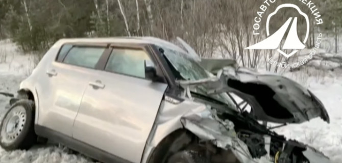 На трассе Москва — Челябинск «Киа» столкнулась с двумя грузовиками, один человек погиб