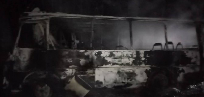 Автобус с вахтовиками врезался в лесовоз и загорелся в Томской области