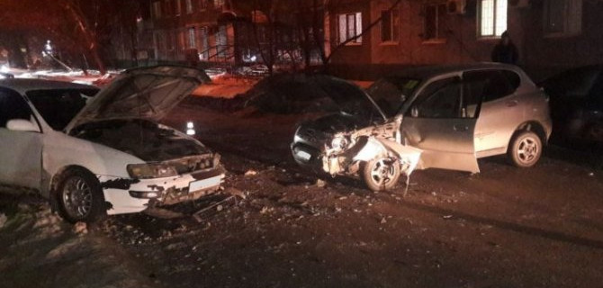 После ДТП в Омске в медучреждение доставили автомобилистку и ее 9-летнюю пассажирку