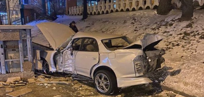 Во Владивостоке «Тойота», пытаясь избежать наезда на пешеходов, врезалась в подземный переход