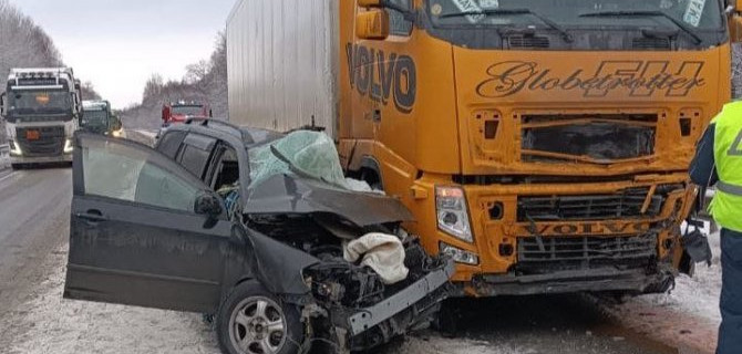 На трассе в Башкирии столкнулись «Тойота» и большегруз, один человек погиб