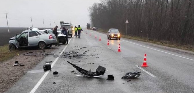 В ДТП с двумя легковыми автомобилями и грузовиком на Кубани один человек погиб, трое пострадали