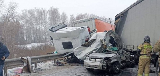 В страшном ДТП с двумя фурами и легковым автомобилем в Красноярском крае один человек погиб, двое пострадали