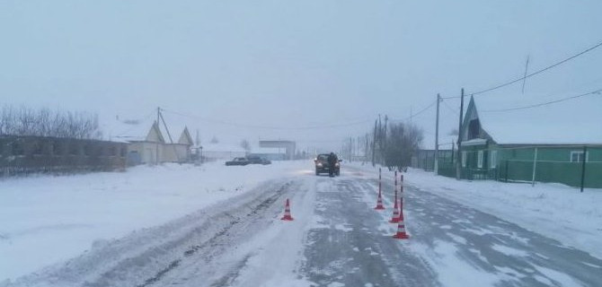 Школьница попала под колеса автомобиля в Омской области