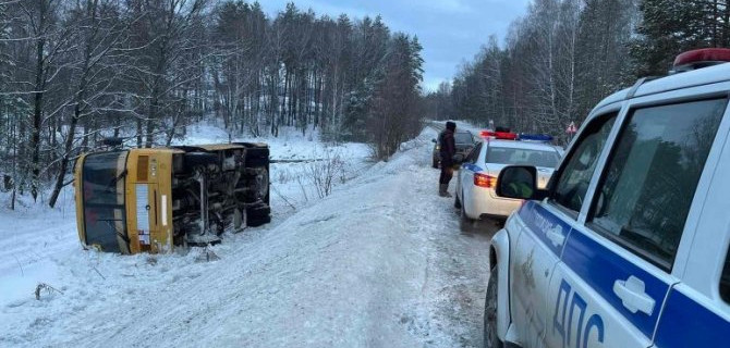 На трассе в Челябинской области опрокинулся школьный автобус
