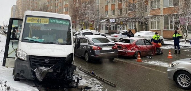 В Ставрополе столкнулись BMW и маршрутка, травмы получили два пассажира