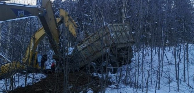 На Сахалине опрокинулся грузовик, водитель погиб