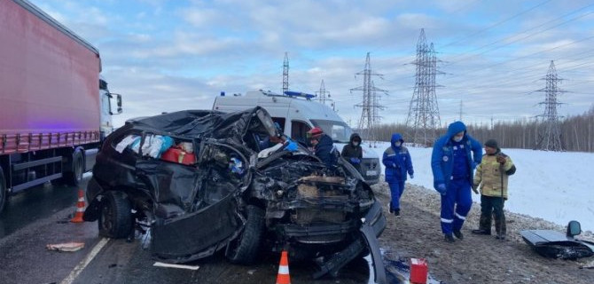 Внедорожник и фура столкнулись на трассе в Тюменской области, один водитель погиб, второй в больнице