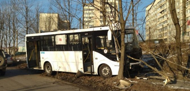 В ДТП с маршруткой во Владивостоке пострадали женщина и 11-месячный ребенок