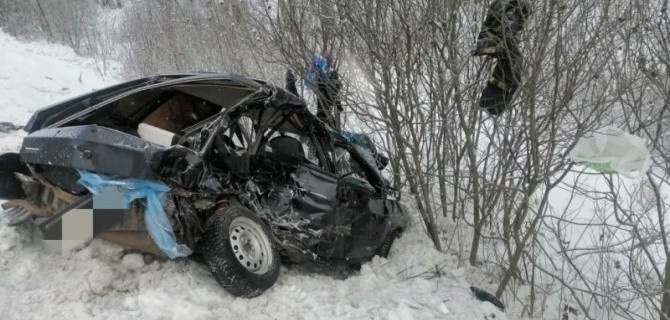 На трассе в Башкирии столкнулись ВАЗ и грузовик, один человек погиб, один пострадал