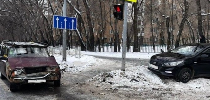 «Лада» и «Хёндэ» столкнулись на перекрестке в Тюмени, иномарку отбросило на пешеходов