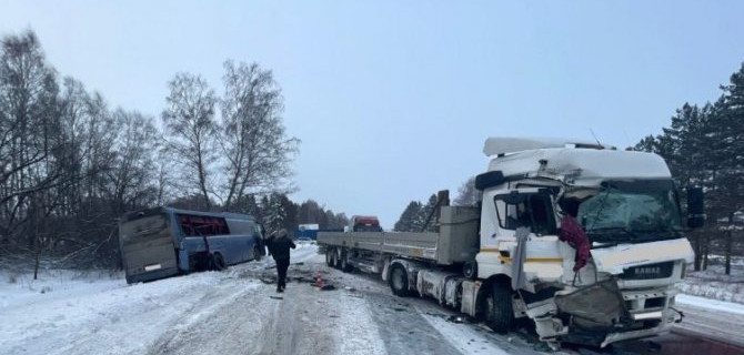 В Новосибирской области в ДТП с участием автобуса и грузовика пострадали трое детей