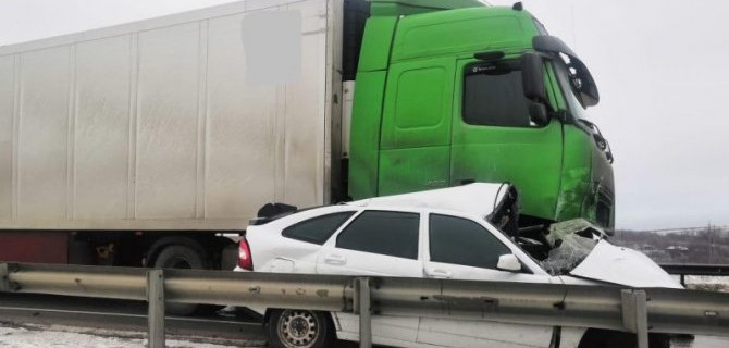 На трассе Курск — Воронеж «Приора» на встречной полосе столкнулась с фурой, один человек погиб