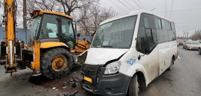 В ДТП с маршруткой и трактором в Саратове пострадали 5 человек