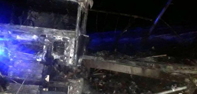 Два большегруза столкнулись и загорелись на трассе в Омской области, один из водителей погиб