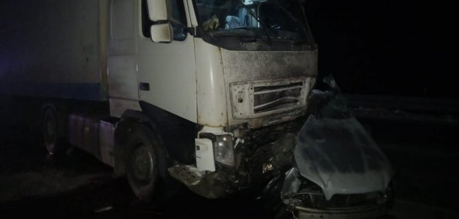 На трассе в Новосибирской области «Субару» столкнулся с грузовиком, один человек погиб, пострадали трое