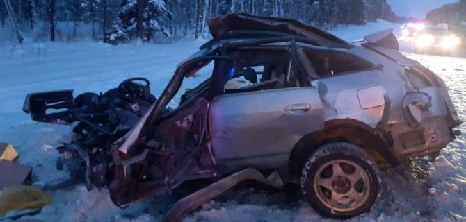 На трассе Томск — Югра столкнулись фура и легковой автомобиль, погибли три человека