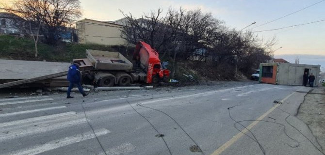 В Анапе грузовик столкнулся с 6 машинами, врезался в столб и дерево и «уронил» на дорогу строительный блок