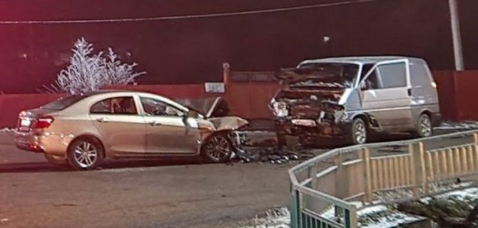 На Ставрополье столкнулись микроавтобус и легковушка, пострадали четверо, в том числе девочка-подросток