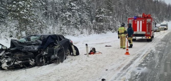 В ДТП с участием иномарки и фуры на трассе в Тюменской области погибли четверо, в том числе подросток