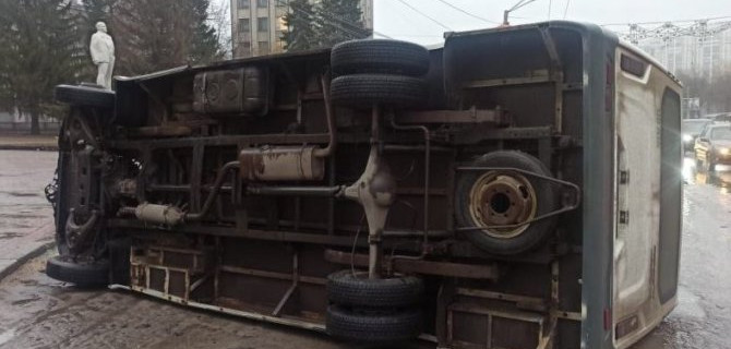 В Воронеже автобус в результате столкновения врезался в 7 автомобилей и опрокинулся. Медпомощь потребовалась четверым