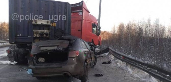На трассе Тюмень — Ханты-Мансийск «Киа» столкнулась со встречным грузовиком, водитель погиб