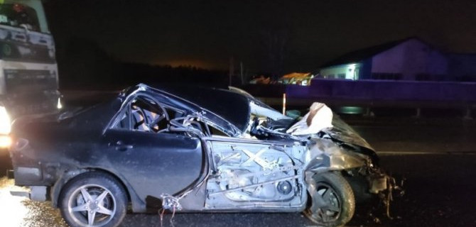 На трассе Екатеринбург — Тюмень иномарка столкнулась с фурой и отлетела на ограждение, пострадали два подростка