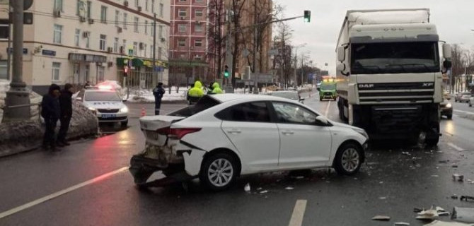 Водитель, попавший в ДТП с фурой на шоссе Энтузиастов в Москве, скончался в больнице