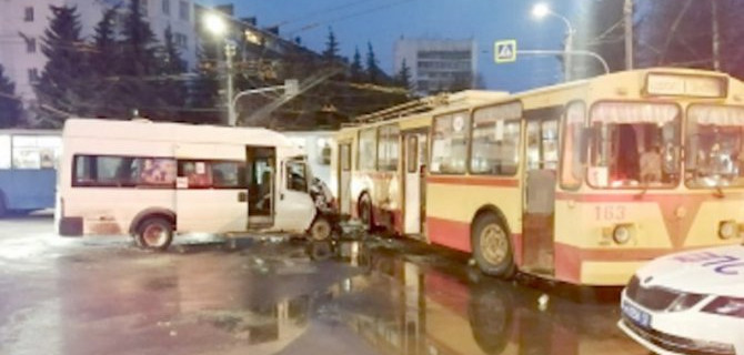 В Йошкар-Оле столкнулись троллейбус и пассажирский микроавтобус, пострадали 14 человек