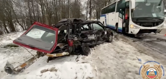 Под Калининградом столкнулись «Форд» и рейсовый автобус, погибла пассажирка