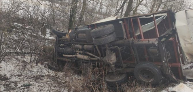 В Воронежской области столкнулись микроавтобус и грузовик, один человек пострадал