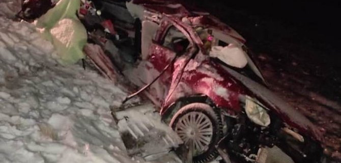 В Омской области «Фольксваген» столкнулся с грузовым «Исузу», погибла женщина-водитель