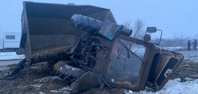 Грузовик и трактор столкнулись в Воронежской области, пострадал тракторист