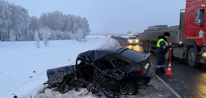 В столкновении двух легковых автомобилей на трассе Тюмень - Омск пострадали два человека