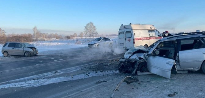 На трассе в Новосибирской области столкнулись две «Тойоты», один человек погиб, один пострадал
